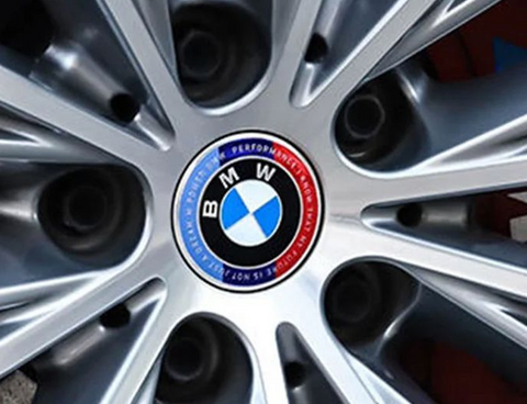Эмблема БМВ 82 мм Значок Ф30 BMW F30 M PERFORMANCE Юбилейный значок на 50 лет 1631 фото